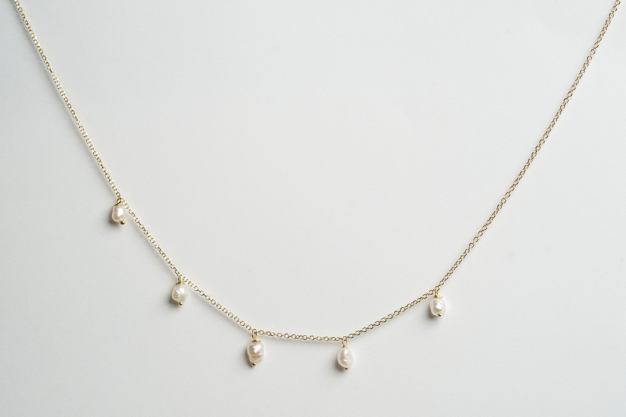 Dangling pearl necklace deals